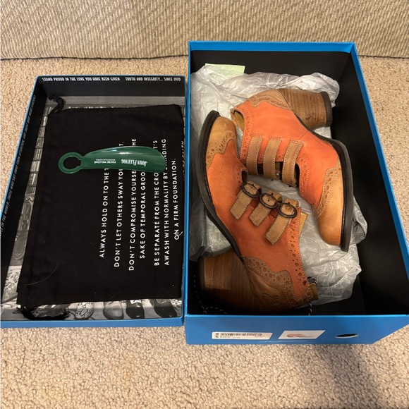 Fluevog East End Kitchener in salmon. Size 6.5 - Picture 5 of 5